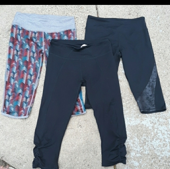 🌟 Fabletics workout athletic cropped capri leggings 3 pairs bundle lot size xs - Picture 1 of 7